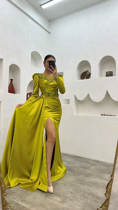 Vestido de noche de satén drapeado con cordón bordado amarillo