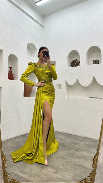 Vestido de noche de satén drapeado con cordón bordado amarillo