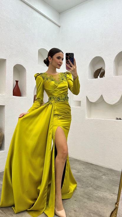 Vestido de noche de satén drapeado con cordón bordado amarillo