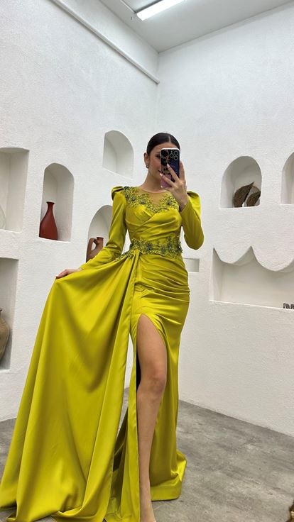Vestido de noche de satén drapeado con cordón bordado amarillo