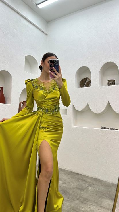 Vestido de noche de satén drapeado con cordón bordado amarillo