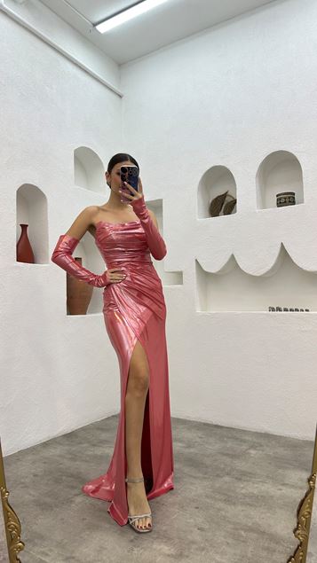 Vestido de noche de satén sin tirantes con cordón rosa