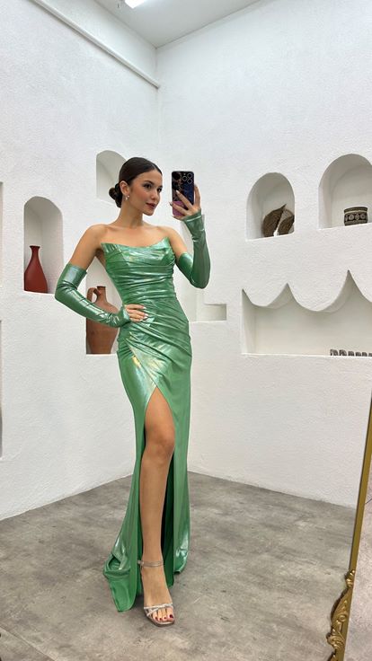 فستان سهرة من الساتان بدون حمالات باللون الأخضر النعناعي