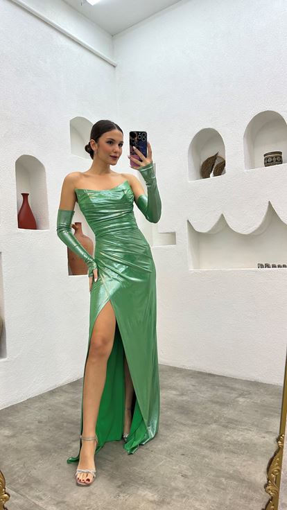 فستان سهرة من الساتان بدون حمالات باللون الأخضر النعناعي