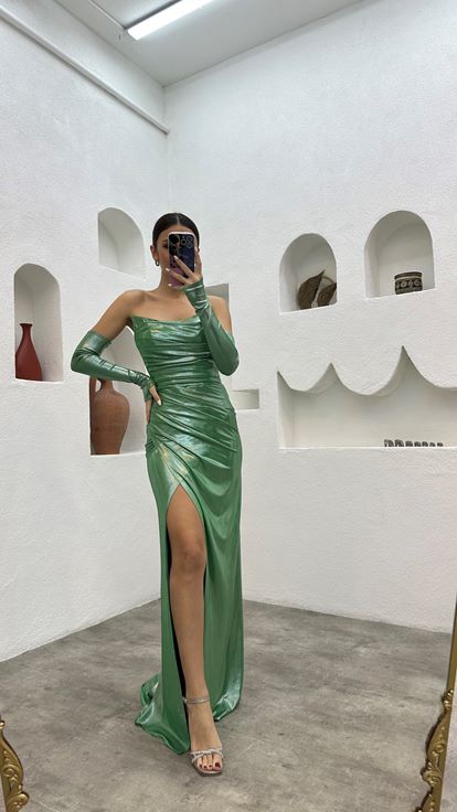 فستان سهرة من الساتان بدون حمالات باللون الأخضر النعناعي