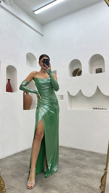 فستان سهرة من الساتان بدون حمالات باللون الأخضر النعناعي