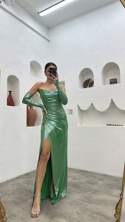 فستان سهرة من الساتان بدون حمالات باللون الأخضر النعناعي