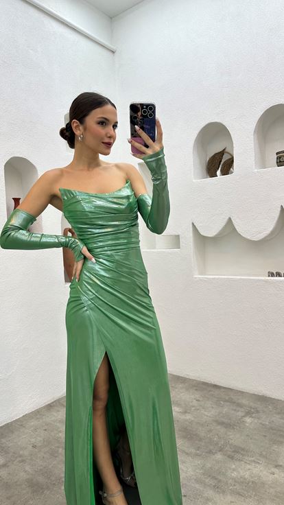 فستان سهرة من الساتان بدون حمالات باللون الأخضر النعناعي