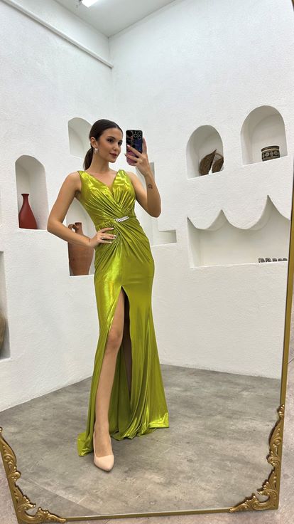 Yeşil Beli Broş Detay Saten Abiye Elbise