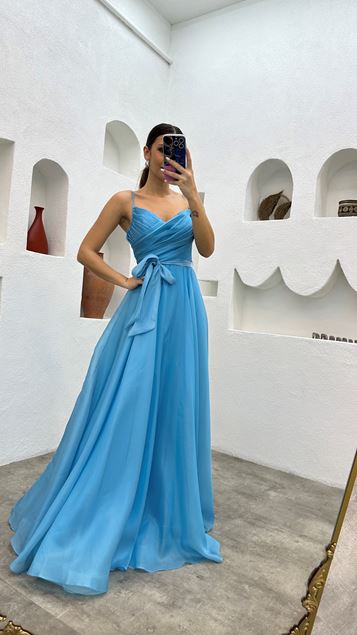 Abito da sera con cinturino con cinturino di corda blu