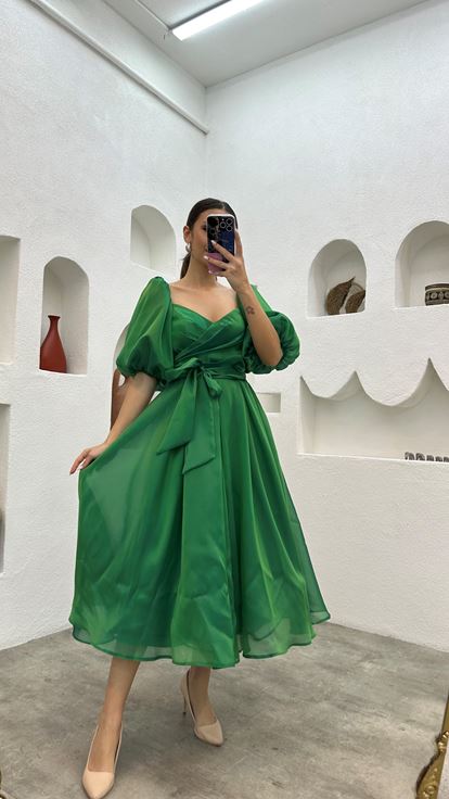 Grünes Abendkleid aus Satin mit Ballonärmeln  drapiertem Gürtel und Gürtel