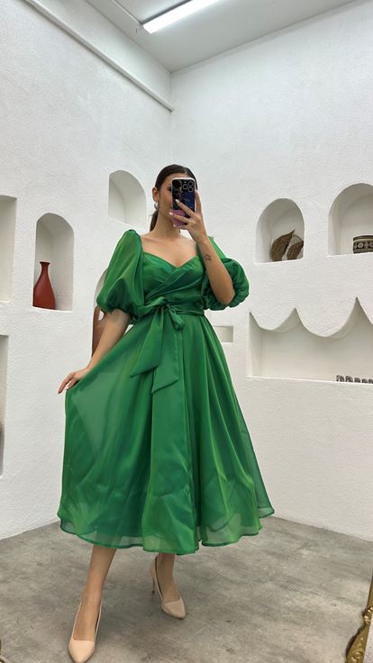 Grünes Abendkleid aus Satin mit Ballonärmeln  drapiertem Gürtel und Gürtel