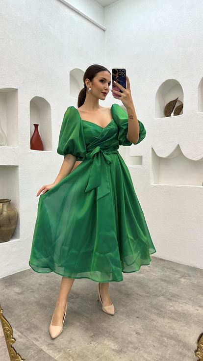 Grünes Abendkleid aus Satin mit Ballonärmeln  drapiertem Gürtel und Gürtel