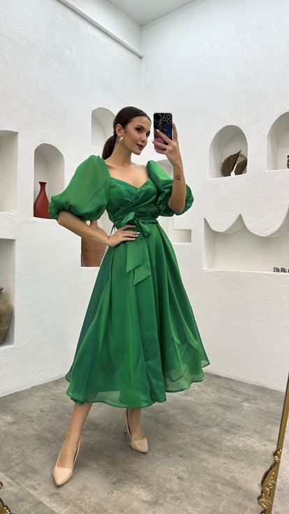 Grünes Abendkleid aus Satin mit Ballonärmeln  drapiertem Gürtel und Gürtel