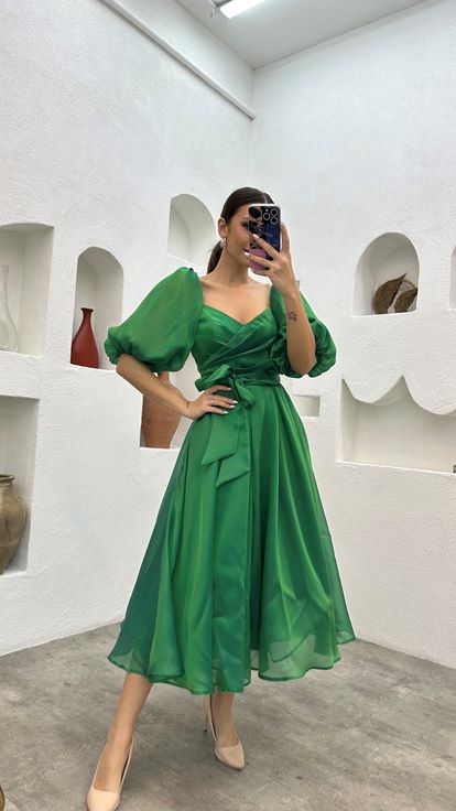 Grünes Abendkleid aus Satin mit Ballonärmeln  drapiertem Gürtel und Gürtel