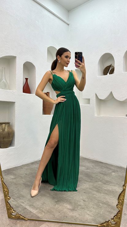 Vestido de noche de gasa verde esmeralda con tirantes y detalle plisado en la cintura 