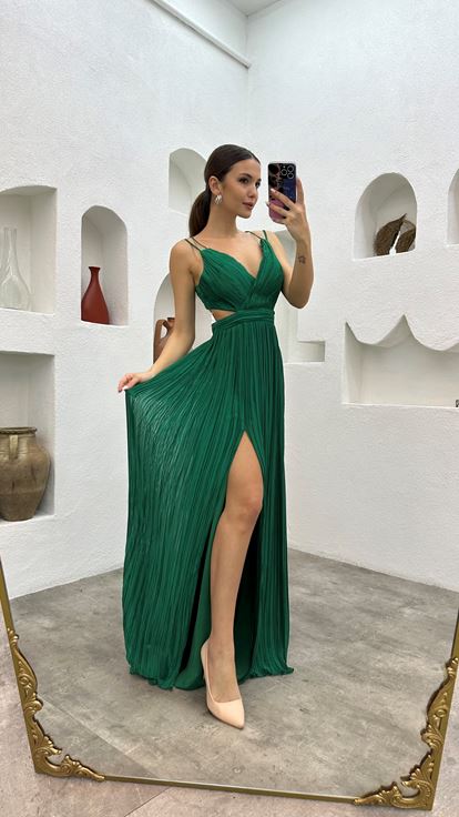 Vestido de noche de gasa verde esmeralda con tirantes y detalle plisado en la cintura 