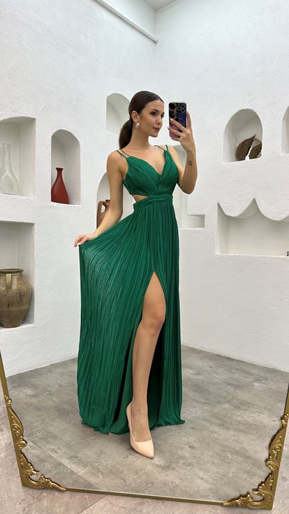 Vestido de noche de gasa verde esmeralda con tirantes y detalle plisado en la cintura 