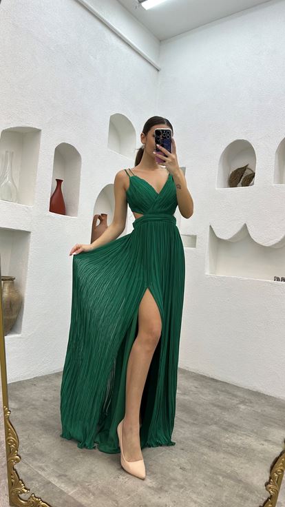 Vestido de noche de gasa verde esmeralda con tirantes y detalle plisado en la cintura 
