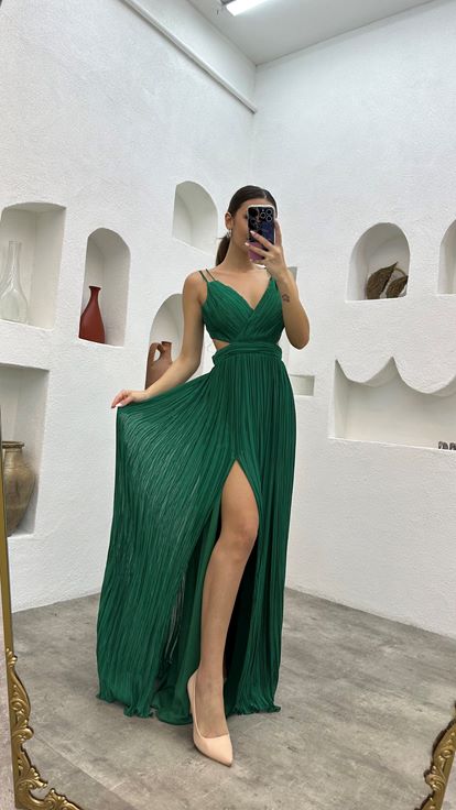 Vestido de noche de gasa verde esmeralda con tirantes y detalle plisado en la cintura 