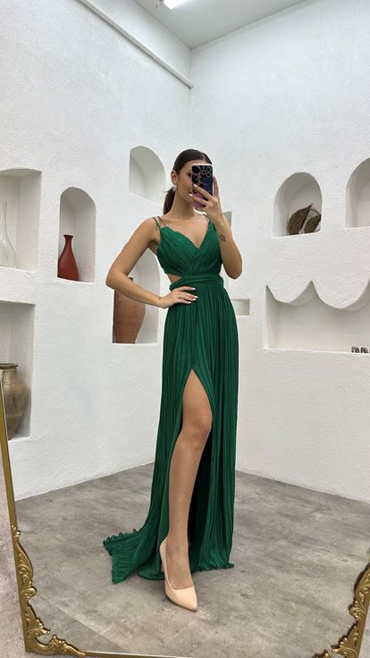 Vestido de noche de gasa verde esmeralda con tirantes y detalle plisado en la cintura 