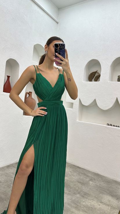 Vestido de noche de gasa verde esmeralda con tirantes y detalle plisado en la cintura 