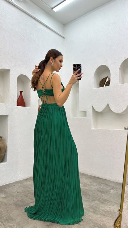 Vestido de noche de gasa verde esmeralda con tirantes y detalle plisado en la cintura 