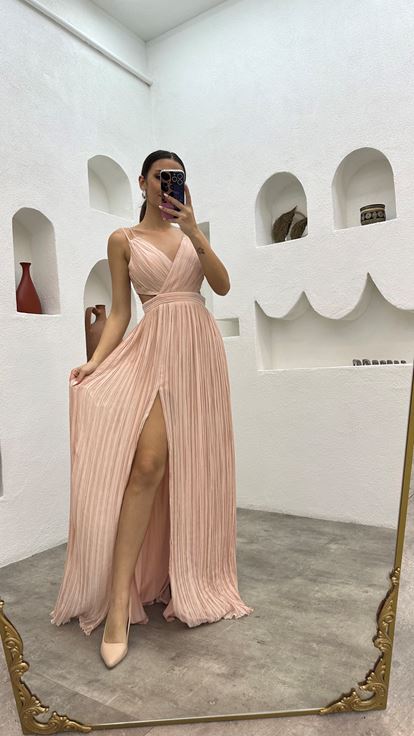 Vestido de noche de gasa rosa empolvado con tirantes y detalle de pliegues en la cintura 