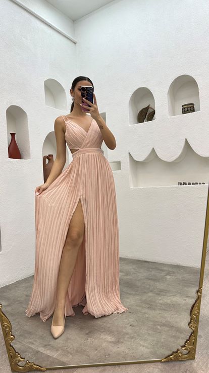 Vestido de noche de gasa rosa empolvado con tirantes y detalle de pliegues en la cintura 