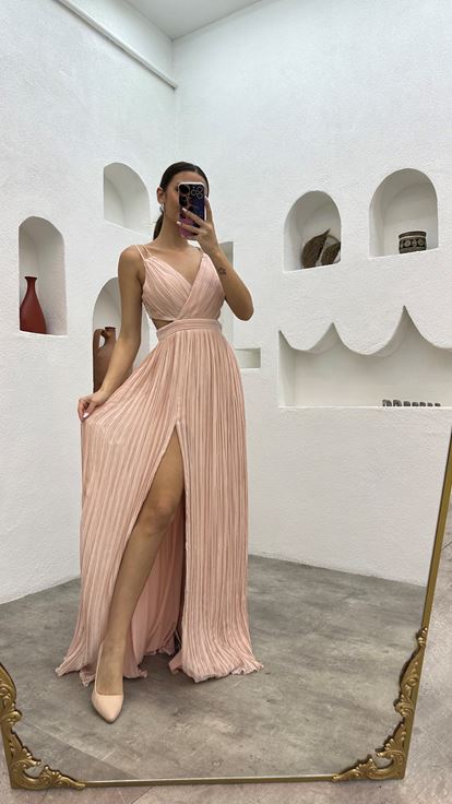 Vestido de noche de gasa rosa empolvado con tirantes y detalle de pliegues en la cintura 