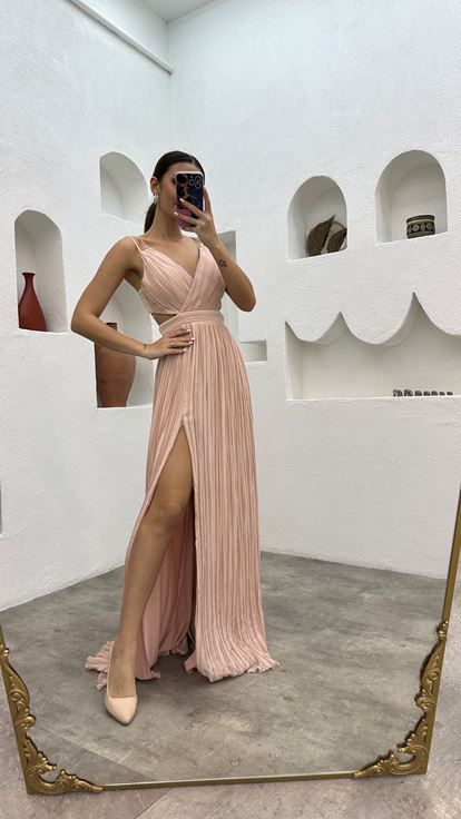 Vestido de noche de gasa rosa empolvado con tirantes y detalle de pliegues en la cintura 