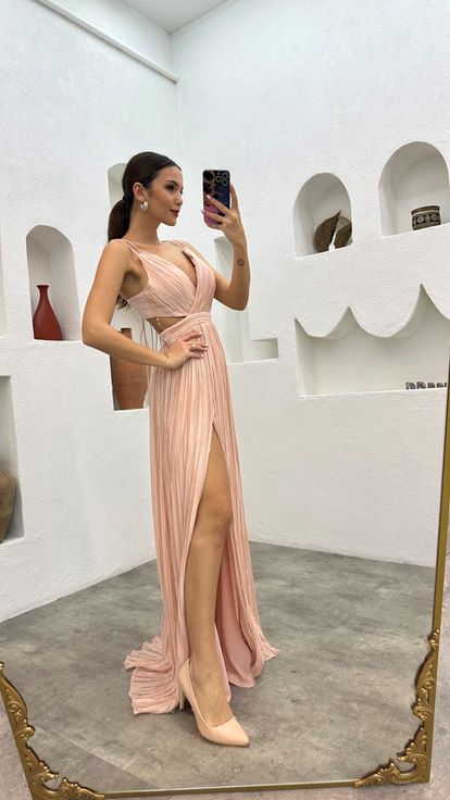 Vestido de noche de gasa rosa empolvado con tirantes y detalle de pliegues en la cintura 