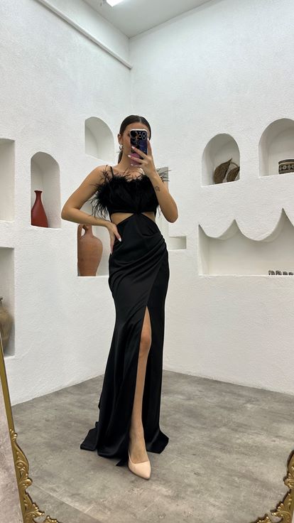 Robe de soirée noire en satin à fines bretelles et détail de plumes à la taille