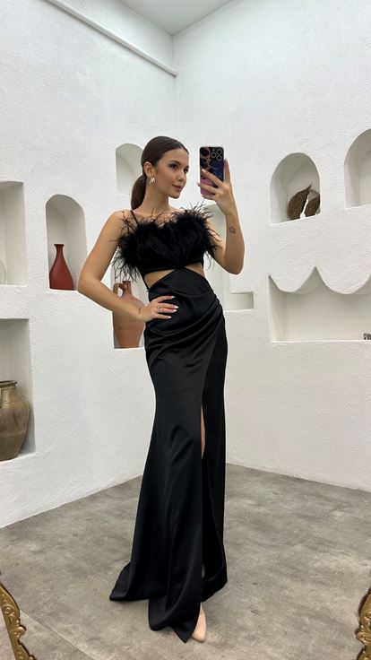 Robe de soirée noire en satin à fines bretelles et détail de plumes à la taille