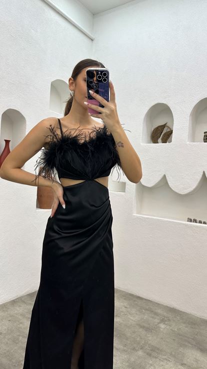 Robe de soirée noire en satin à fines bretelles et détail de plumes à la taille