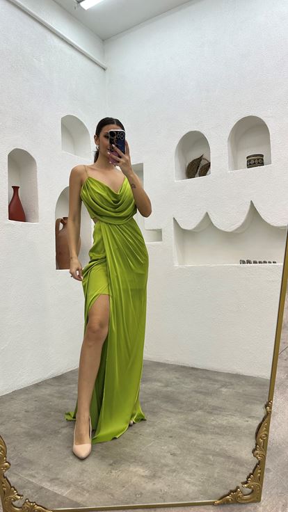 Grünes  trägerloses Abendkleid aus drapiertem Satin mit Taillendetail