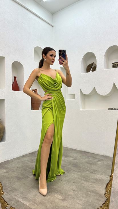 Grünes  trägerloses Abendkleid aus drapiertem Satin mit Taillendetail