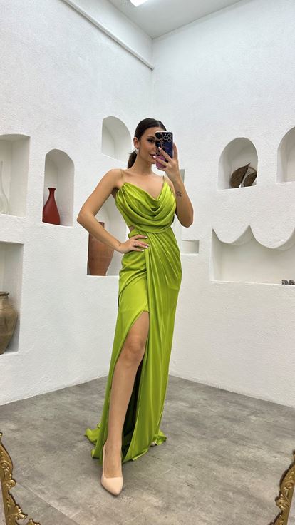 Grünes  trägerloses Abendkleid aus drapiertem Satin mit Taillendetail