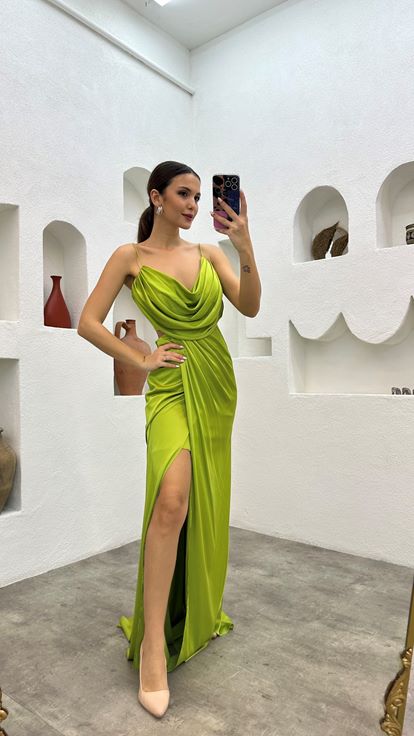 Grünes  trägerloses Abendkleid aus drapiertem Satin mit Taillendetail