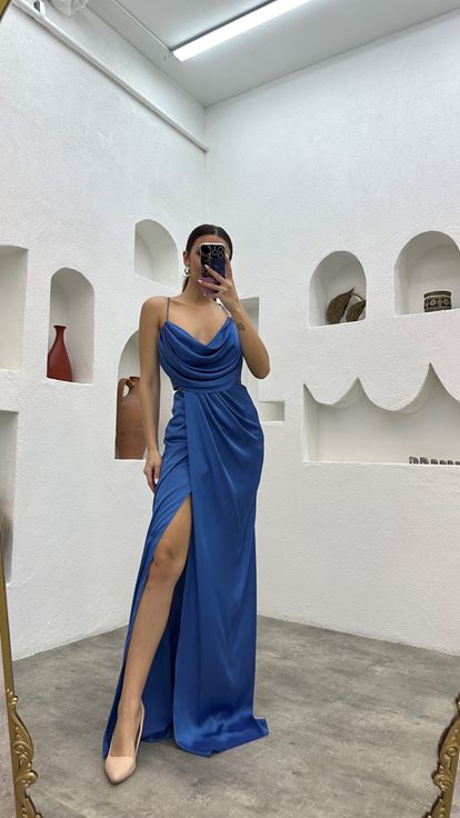 Vestido de noche de satén drapeado con tirantes color índigo y detalle en la cintura 