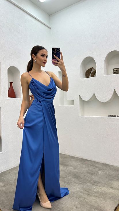 Vestido de noche de satén drapeado con tirantes color índigo y detalle en la cintura 