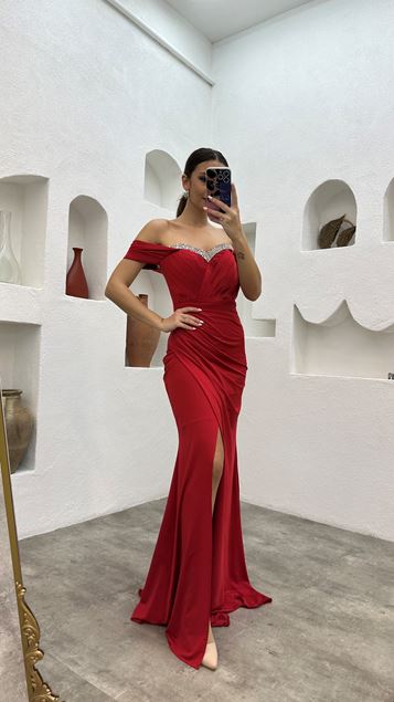 Vestido de noche de satén drapeado bordado en el pecho rojo