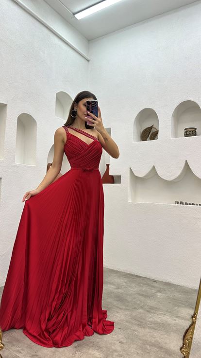 Abito da sera in raso plissé con bretelle rosse ricamate