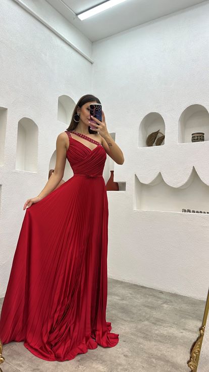 Abito da sera in raso plissé con bretelle rosse ricamate