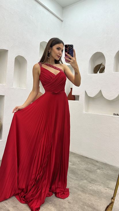 Abito da sera in raso plissé con bretelle rosse ricamate