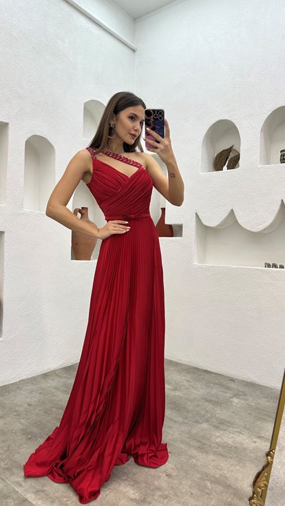 Abito da sera in raso plissé con bretelle rosse ricamate