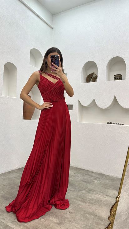 Abito da sera in raso plissé con bretelle rosse ricamate