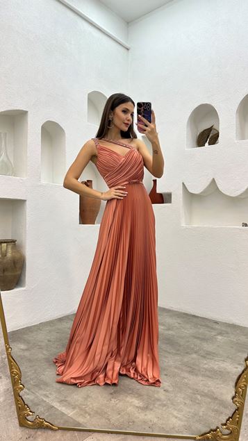 Robe de soirée en satin plissé brodé à bretelles saumon