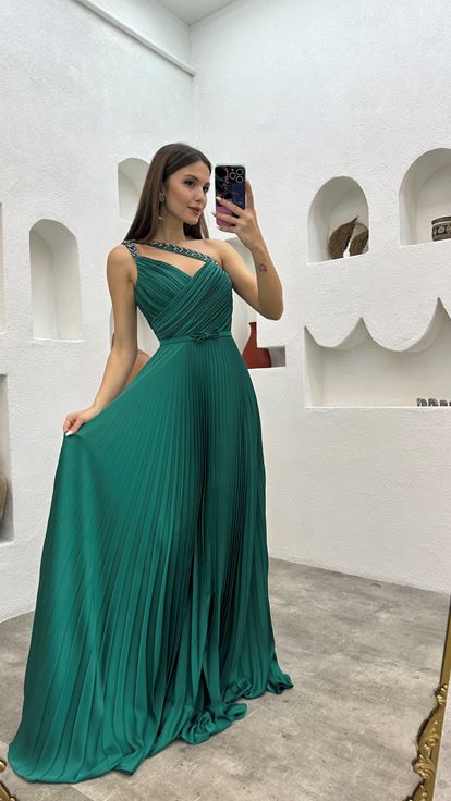 Zümrüt Askıları İşlemeli Piliseli Saten Abiye Elbise