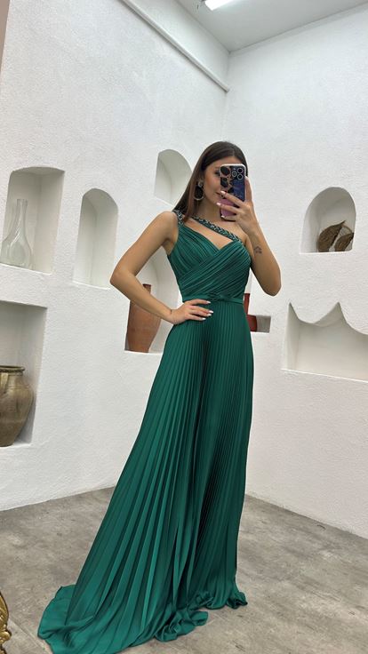 Zümrüt Askıları İşlemeli Piliseli Saten Abiye Elbise